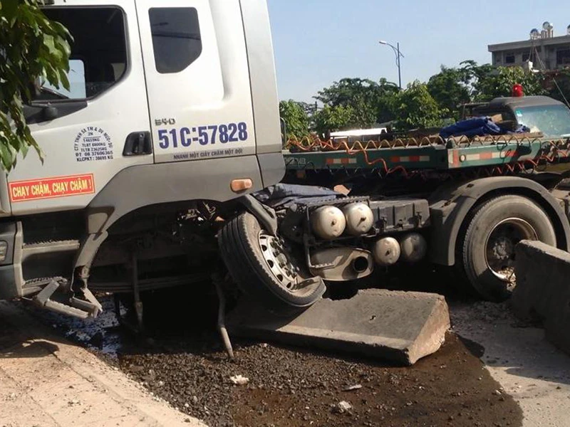 Xe container tông nhiều mét dải phân cách rồi lao vào làn đường dành cho xe máy.