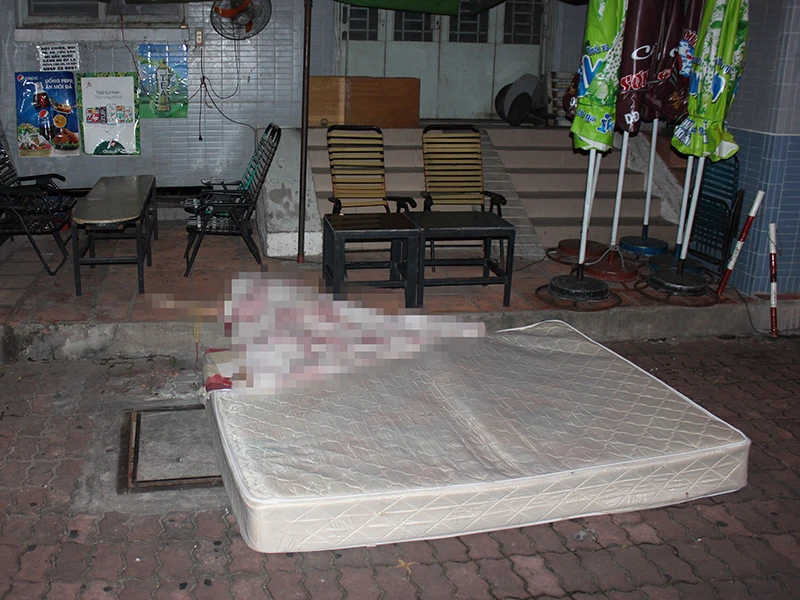 Chị T. rơi từ lầu 11 chung cư không trúng tấm nệm, tử vong. 