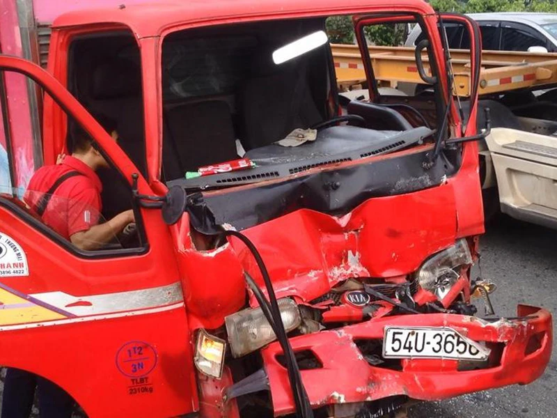 Sau khoảng 30 phút, cách đó khoảng 1 km, một vụ va chạm liên hoàn giữa 3 phương tiện tiếp tục xảy ra. 