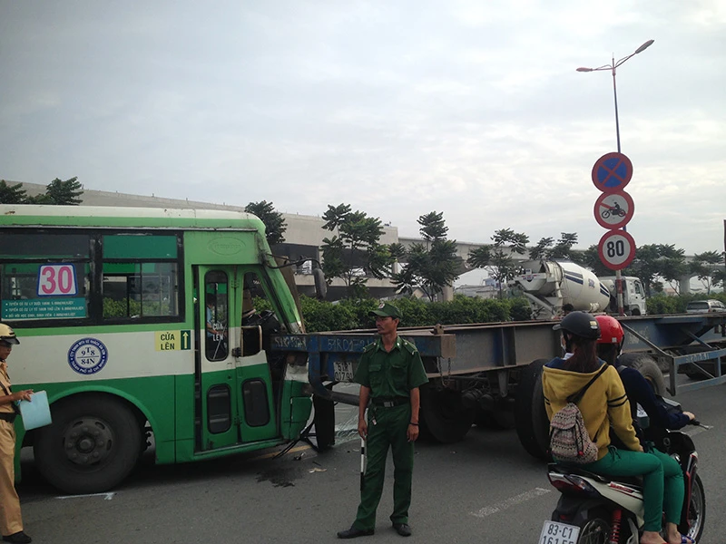 Cùng lúc đó, một xe container tránh hiện trường va chạm thì tiếp tục va chạm với một xe buýt. 