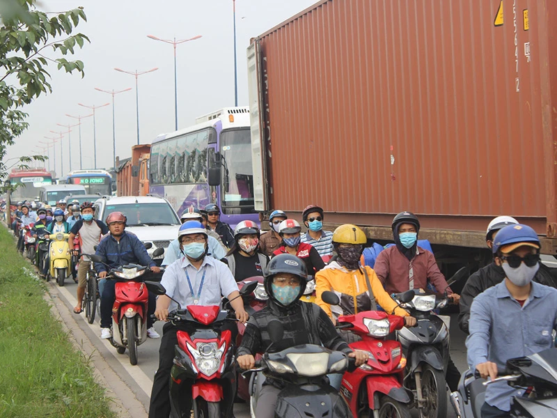 Vụ va chạm kép khiến giao thông trên xa lộ Hà Nội bị ùn ứ. 