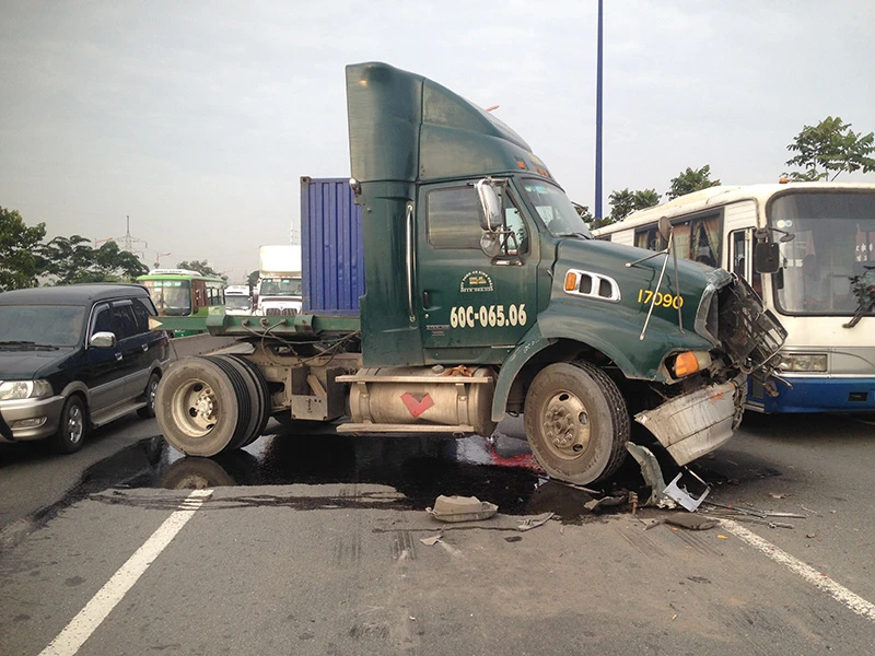 Chiếc xe container hư hỏng nặng sau cú va chạm với một xe container khác chạy cùng chiều. 