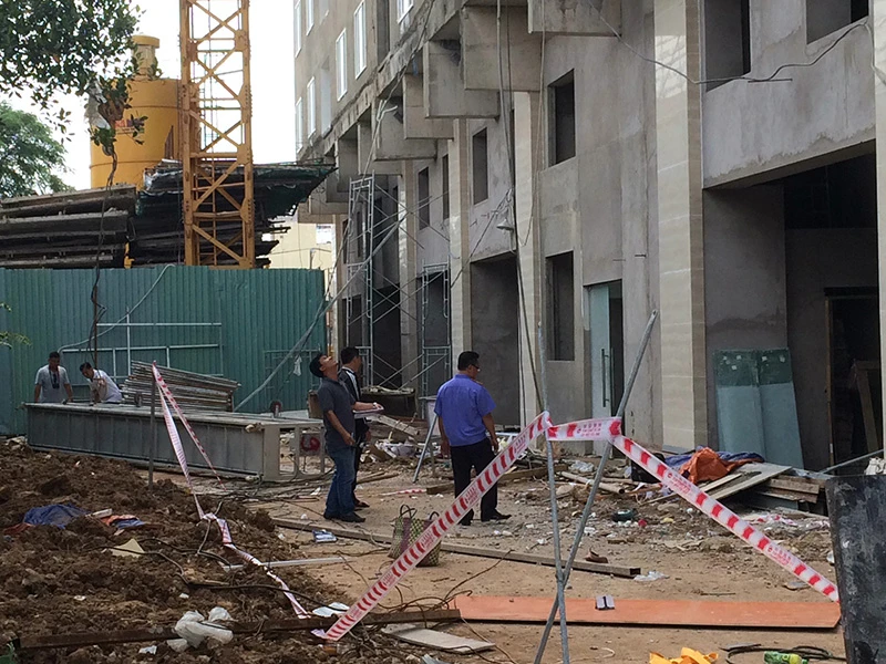 Cáp vận thăng ở tầng 8 bị đứt khiến hai công nhân rơi xuống đất, nguy kịch