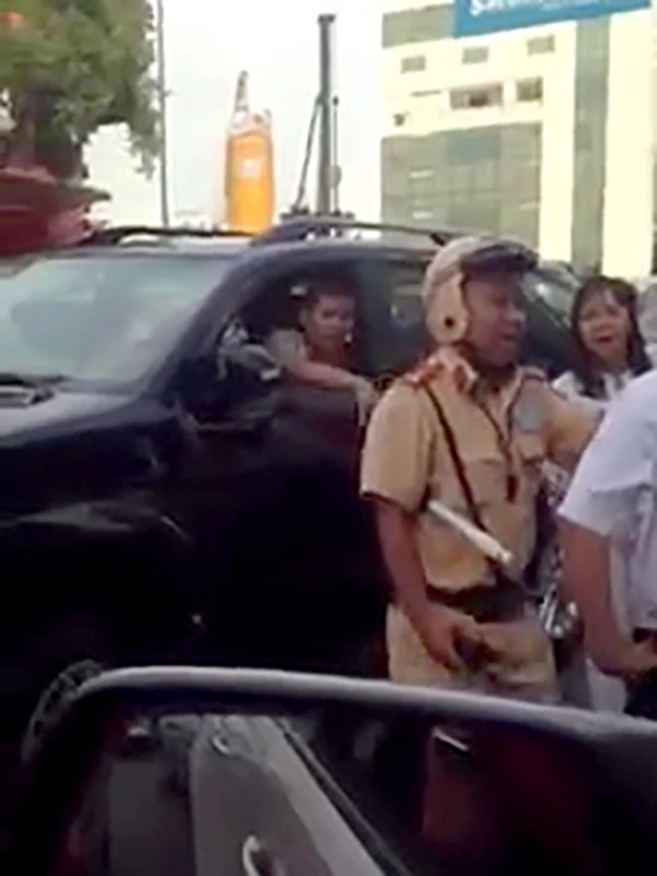 Lực lượng CSGT sau đó đã đến hiện trường giải quyết vụ việc.