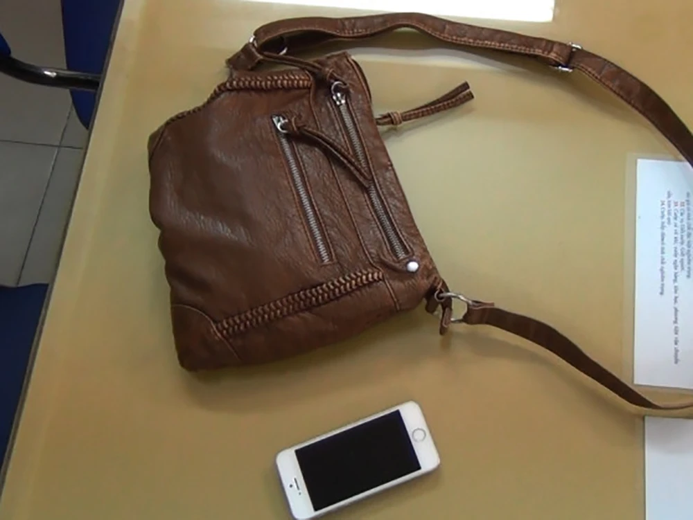Chiếc túi của nữ du khách có chứa có một điện thoại iPhone 5S và 1 triệu đồng. 