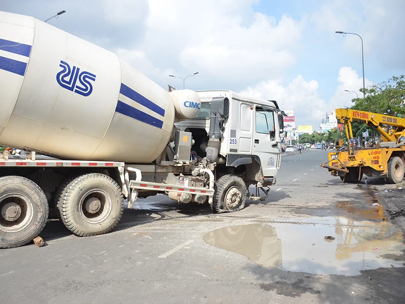 Xe bồn nổ lốp, đường Điện Biên Phủ kẹt cứng ảnh 1