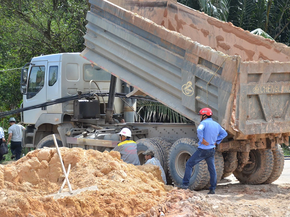 Xe tải 15 tấn gây ra vụ việc nói trên. 