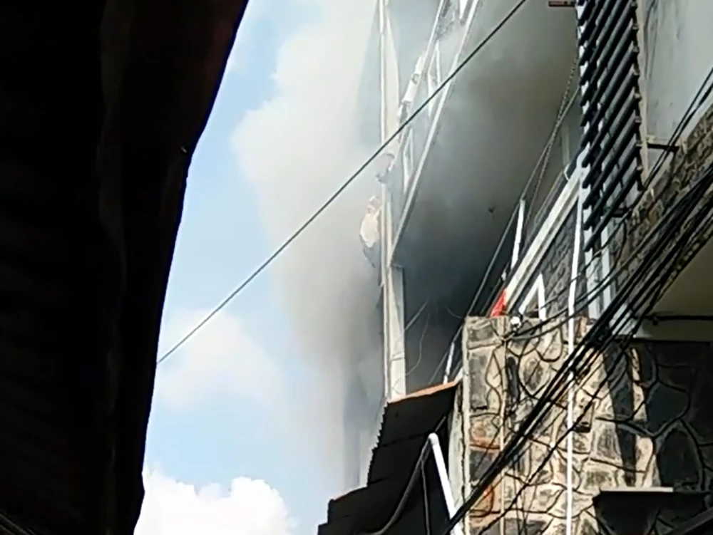 Đám cháy bùng phát từ căn nhà nằm trong hẻm nhỏ ở quận Bình Tân, TP.HCM. 