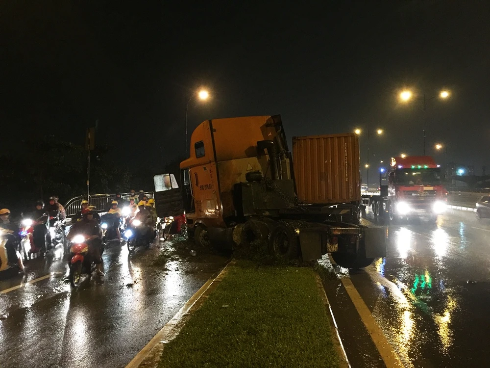 Xe container mất lái lao vào dải phân cách trong cơn mưa lớn chiều ngày 27-9.