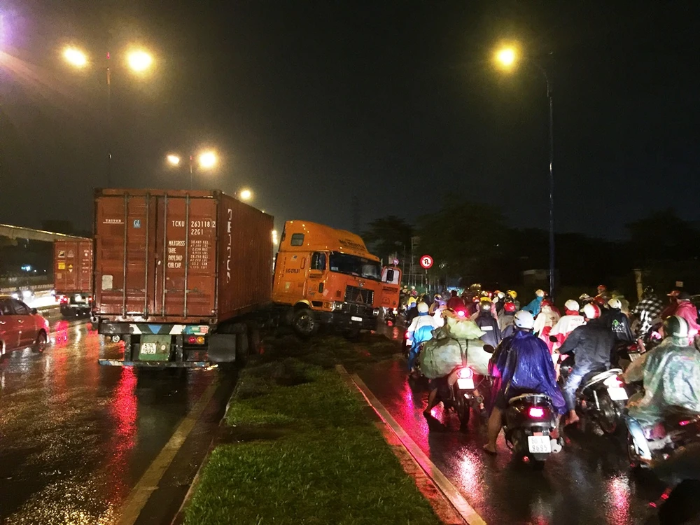 Đầu xe quay ngược trở lại, lấn sang làn đường xe hai bánh khiến giao thông qua khu vực gặp khó khăn. 