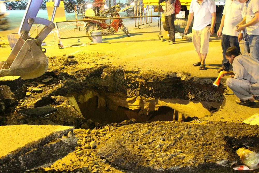 Hố tử thần xuất hiện ngay giao lộ ở quận 12, TP.HCM khiến người đi đường hốt hoảng. 