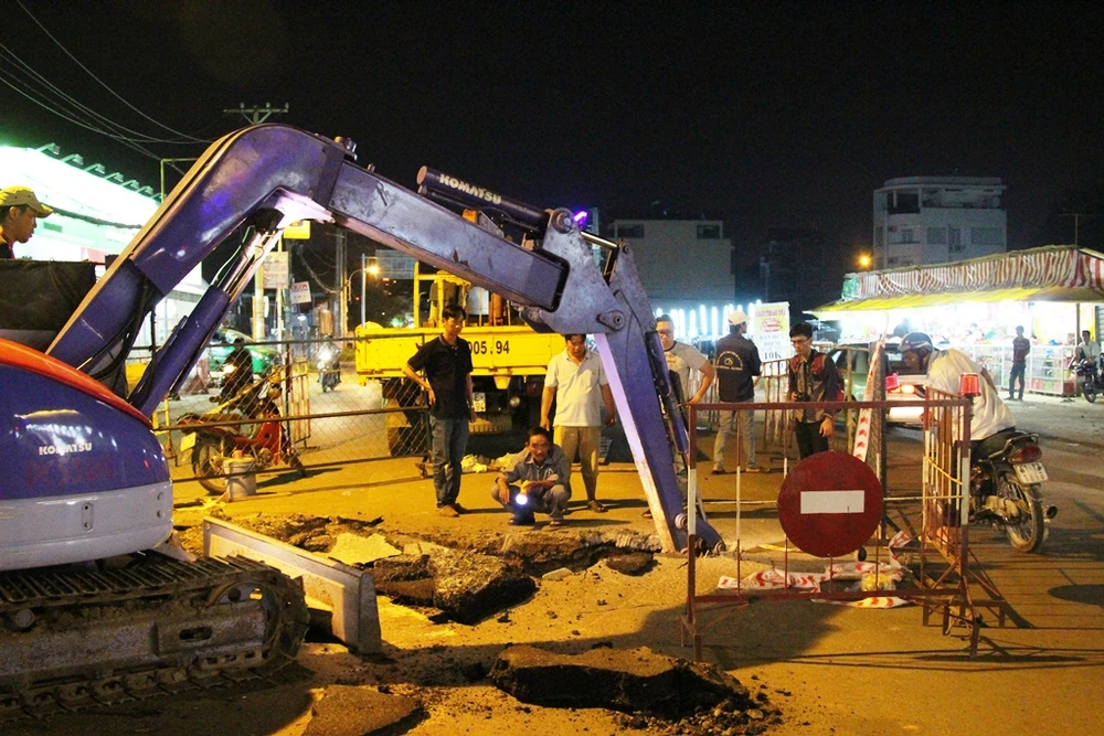 Lực lượng chức năng tiến hành khắc phục sự cố ngay trong đêm. 