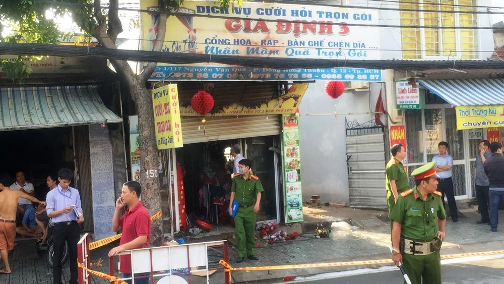 Lực lượng chức năng tiến hành phong tỏa hiện trường, điều tra nguyên nhân.