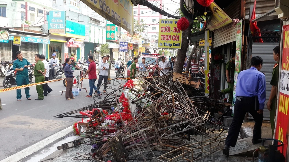 Công tác khám nghiệm hiện trường vẫn đang được triển khai.