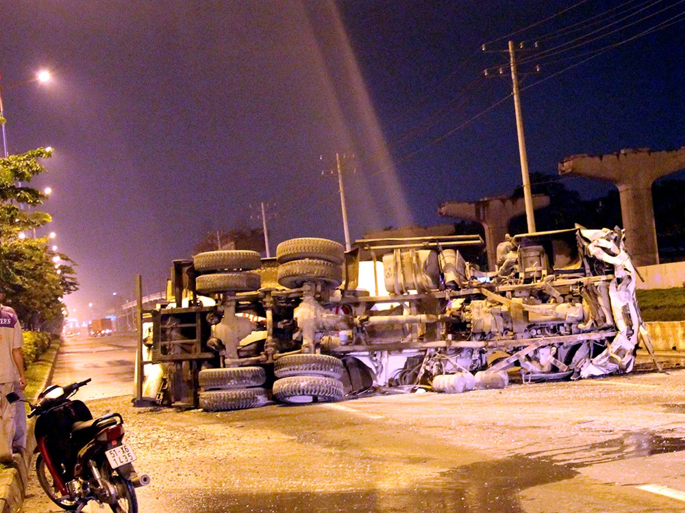 Xe bồn nổ lốp lật ngang trên xa lộ Hà Nội