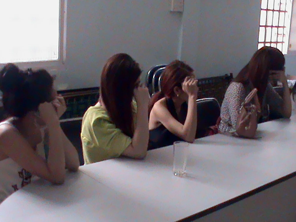 Các cô gái bị công an phát hiện bắt giữ về hành vi môi giới mại dâm. Ảnh Công an cung cấp.