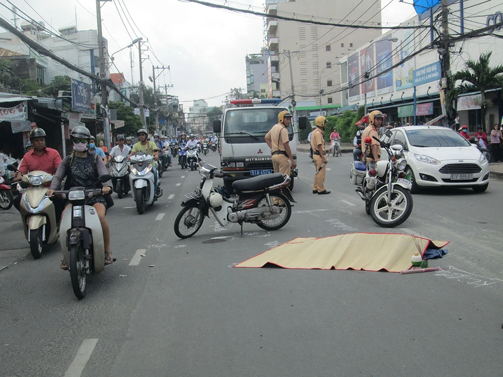 Hai chị em va chạm với xe buýt, người chị bị cán tử vong ngay tại chỗ.
