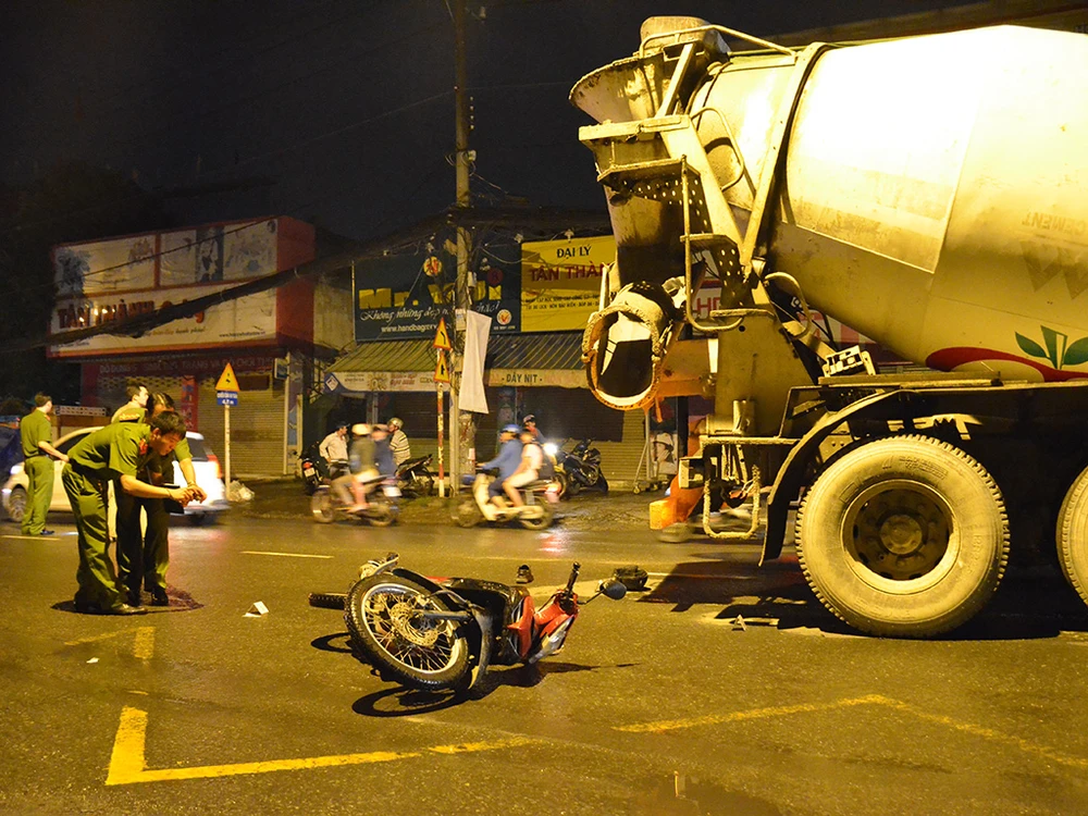 Hai nam công nhân va chạm xe bồn tử vong