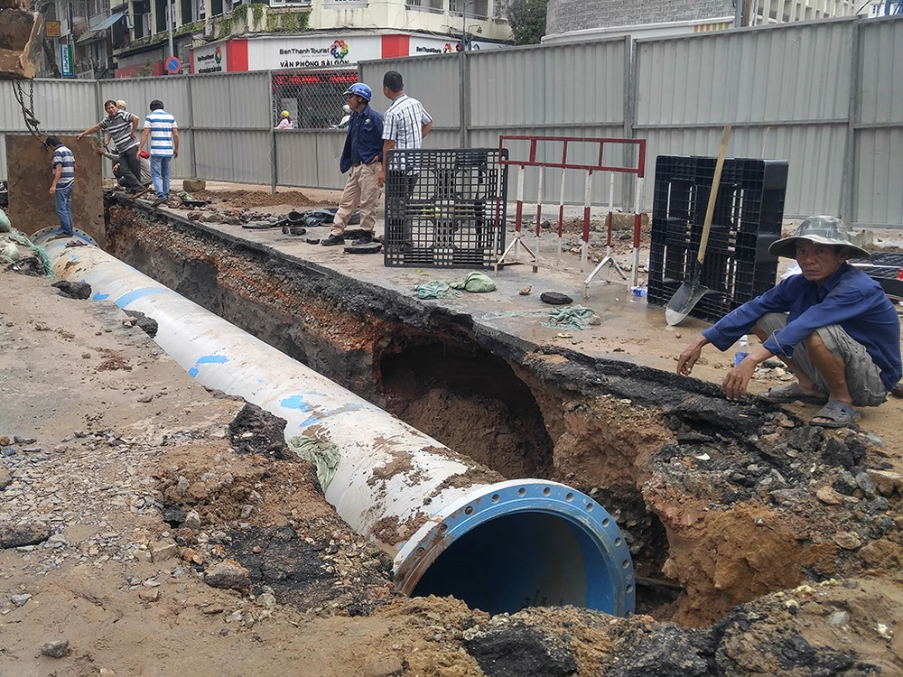 Đường ống mới được thiết đặt nhằm khắc phục sự cố, cấp nước cho người dân.