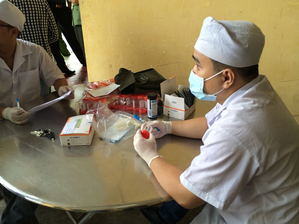 Gần trăm thanh niên trong động lắc ở TP.HCM ảnh 6