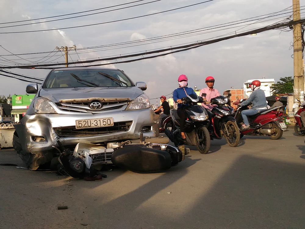 Xe Toyota Innova tông liên hoàn, 3 người bị thương ảnh 1