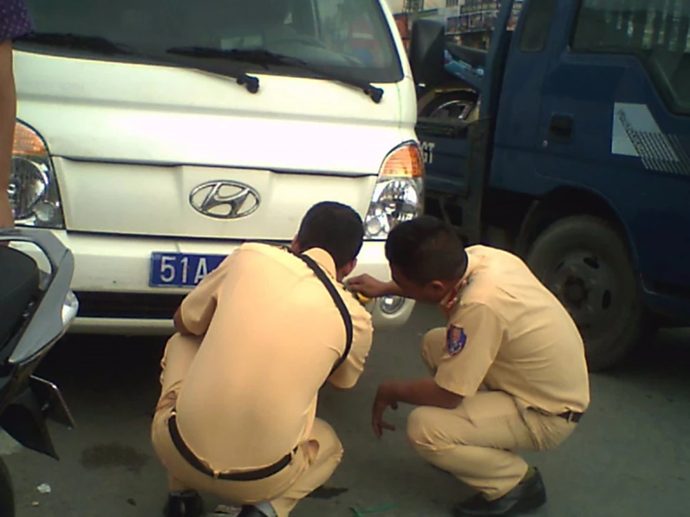 Xe cảnh sát va chạm xe máy, người đàn ông cấp cứu ảnh 2