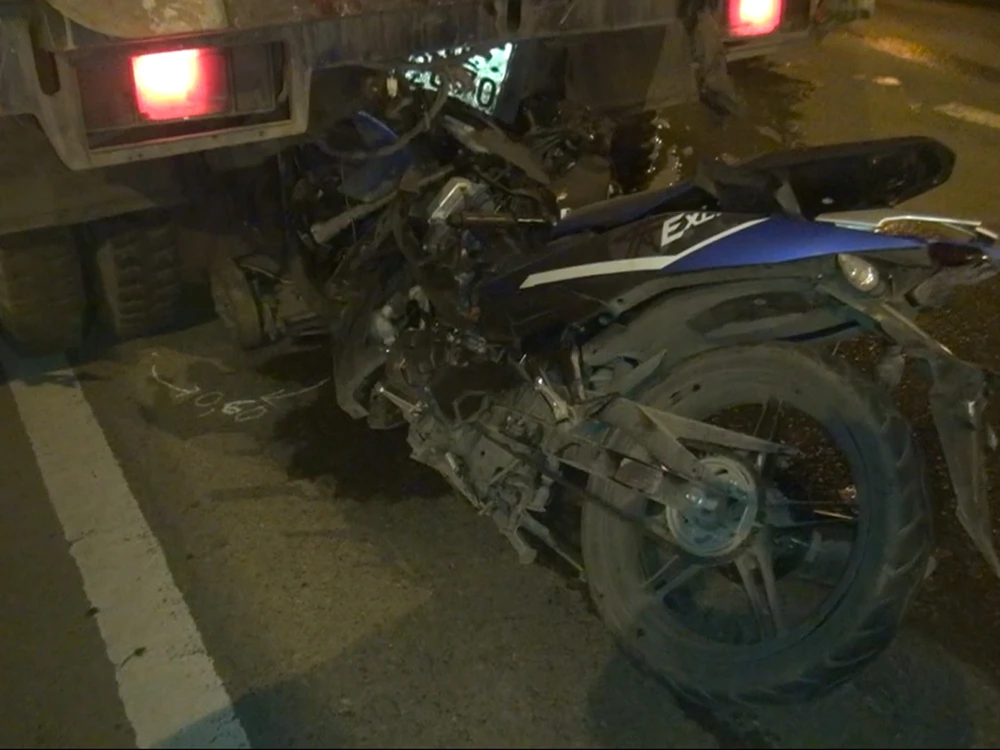Exciter tông đuôi xe quét đường, 2 người tử vong ảnh 1