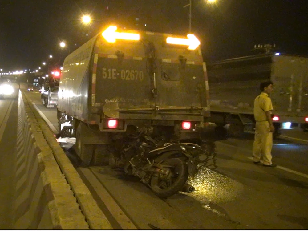 Exciter tông đuôi xe quét đường, 2 người tử vong ảnh 2