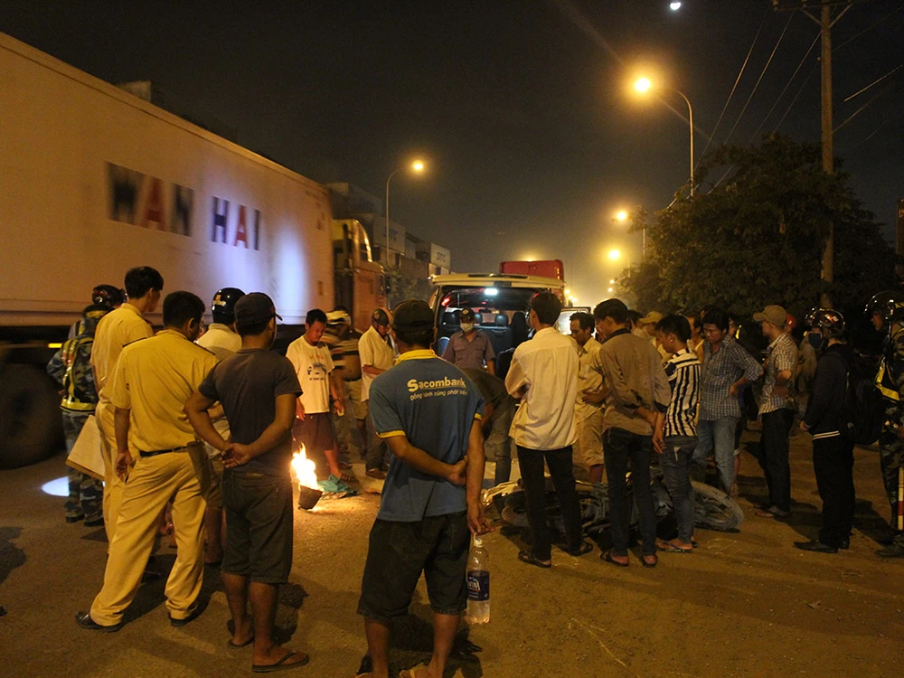 Nam công nhân đi làm về bị container cán tử vong ảnh 1