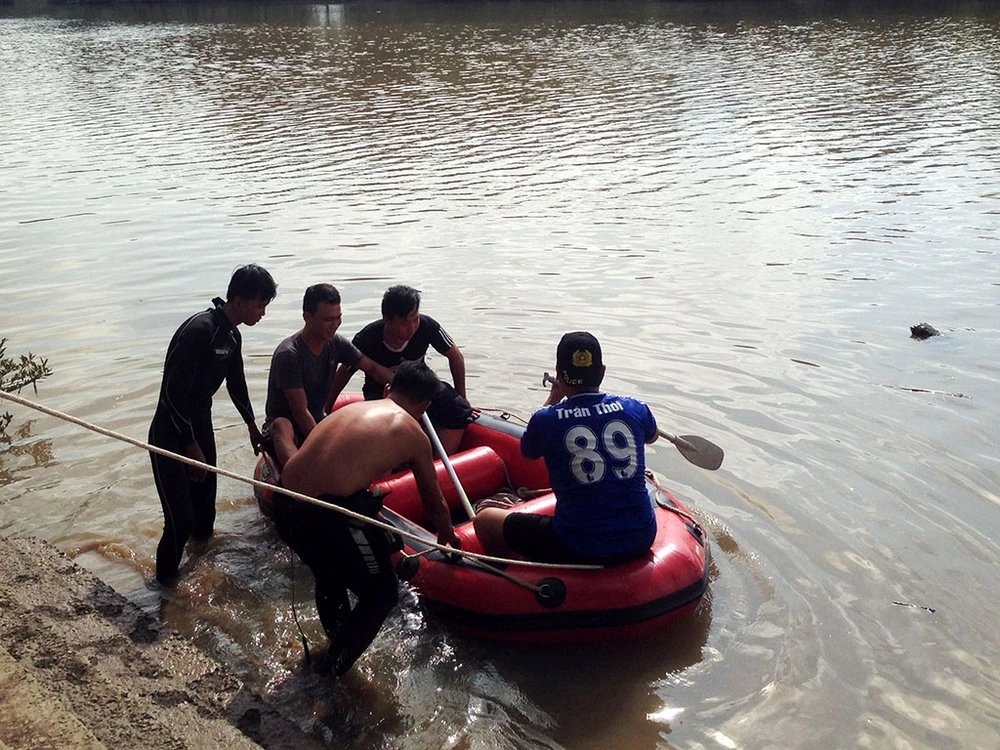 Đã tìm thấy thi thể bé gái mất tích cùng mẹ trên sông ảnh 1