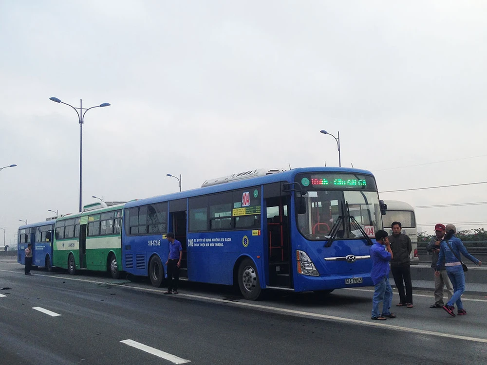 3 xe buýt tông liên hoàn khi vừa đổ dốc cầu Rạch Chiếc.