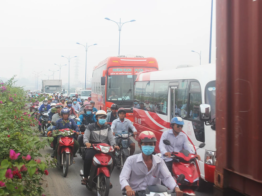 3 xe buýt tông liên hoàn khi vừa đổ dốc cầu Rạch Chiếc.