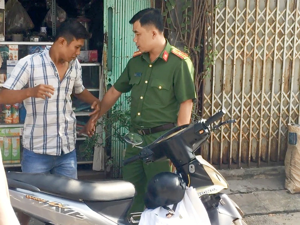 Tuấn vừa ra tù lại tiếp tục đi cướp giật iPhone và bị bắt giữ. Ảnh H. Tâm.