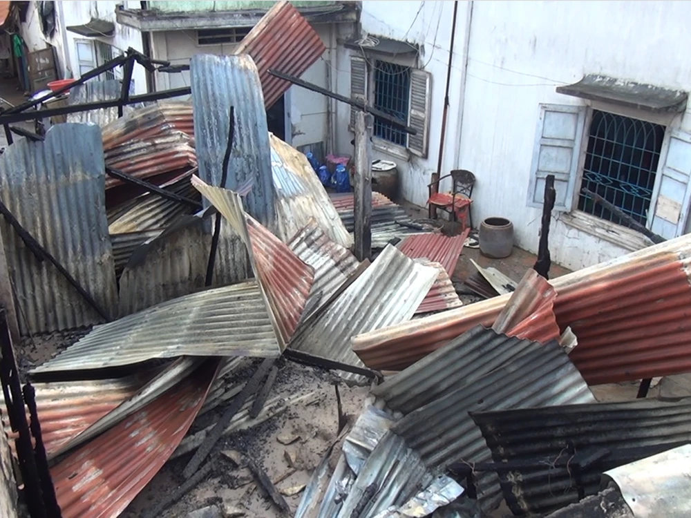 Lửa lớn đã thiêu rụi căn nhà cùng nhiều tài sản bên trong. 