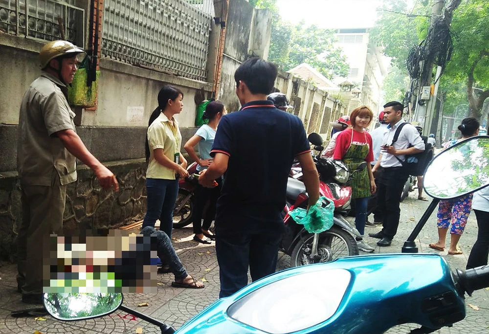 Nam thanh niên đâm gục cô gái rồi tự đâm vào bụng.