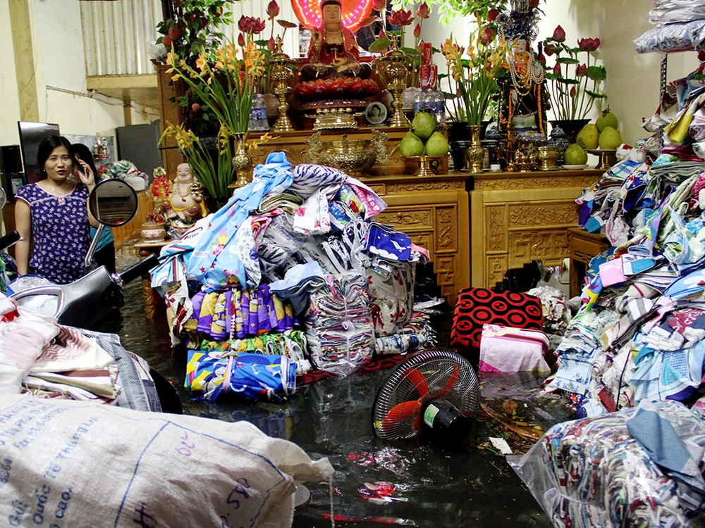 Hàng trăm hộ dân ở quận 12 bị ngập chìm trong nước ảnh 10