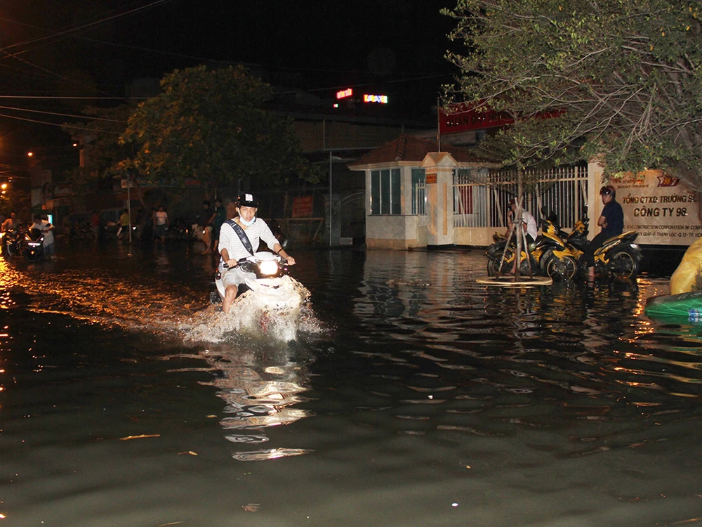 Hàng trăm hộ dân ở quận 12 bị ngập chìm trong nước ảnh 2