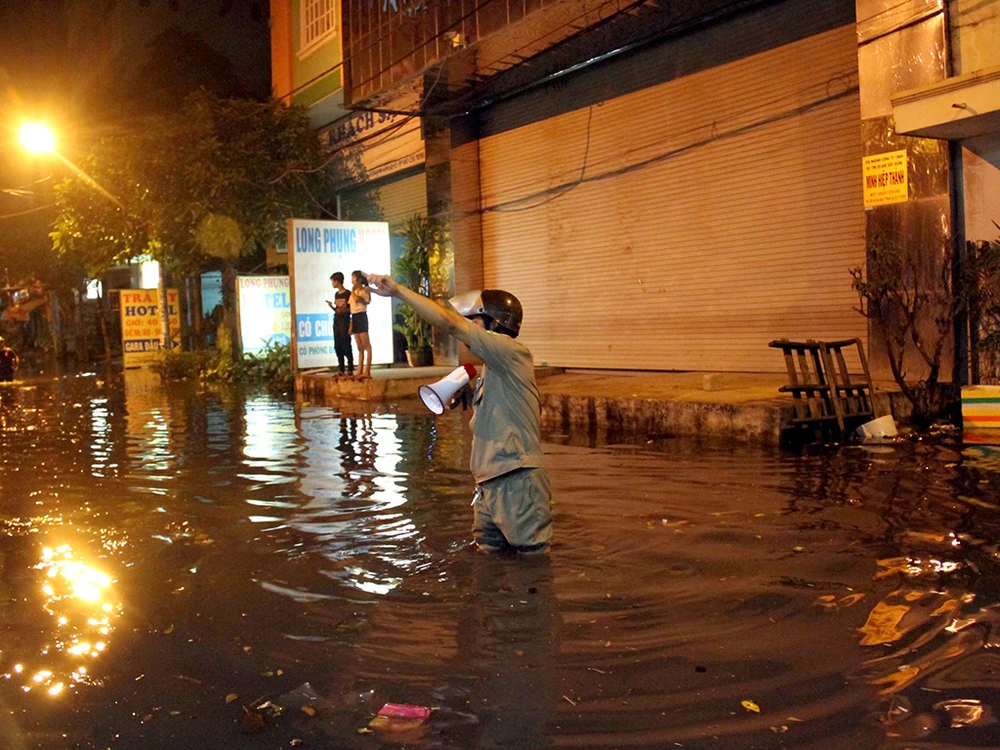 Hàng trăm hộ dân ở quận 12 bị ngập chìm trong nước ảnh 5