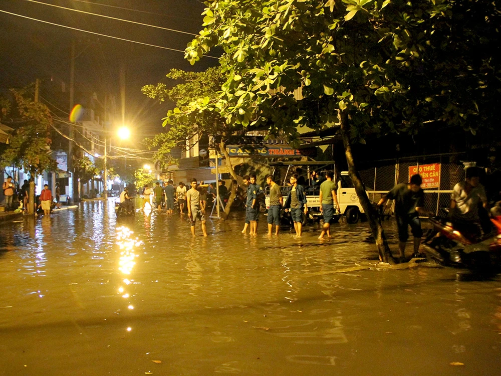 Hàng trăm hộ dân ở quận 12 bị ngập chìm trong nước ảnh 6