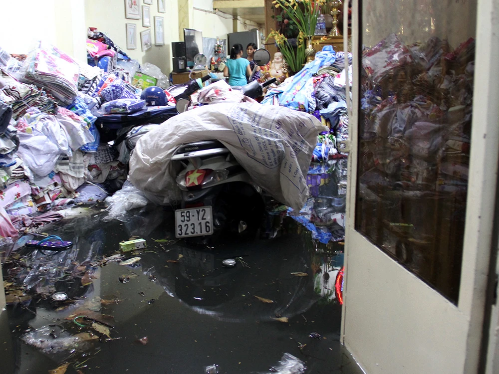 Hàng trăm hộ dân ở quận 12 bị ngập chìm trong nước ảnh 7