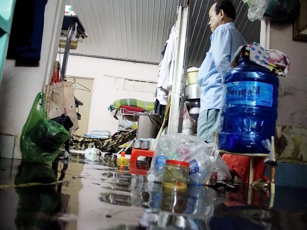 Hàng trăm hộ dân ở quận 12 bị ngập chìm trong nước ảnh 8