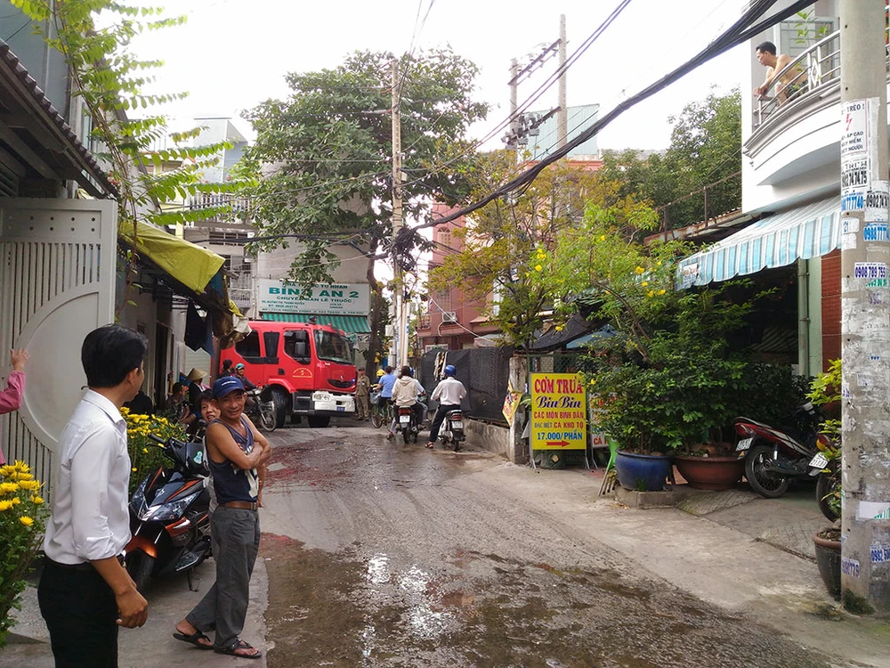 Cháy khách sạn đường Quang Trung, 4 người được giải cứu ảnh 4 Cháy khách sạn đường Quang Trung, 4 người được giải cứu ảnh 4