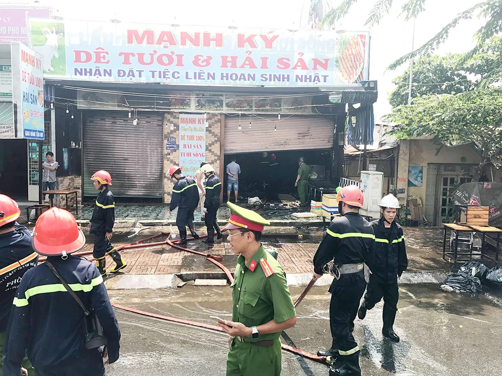 Bất cẩn lúc hàn xì, lửa thiêu rụi quán nhậu ảnh 1