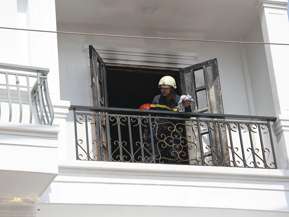 Cháy khách sạn đường Quang Trung, 4 người được giải cứu ảnh 1 Cháy khách sạn đường Quang Trung, 4 người được giải cứu ảnh 1