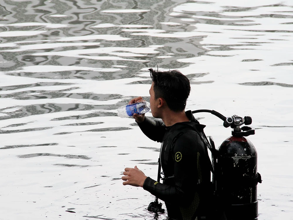 'Người nhái' lặn kênh Tẻ 3 giờ tìm cô gái đuối nước ảnh 1