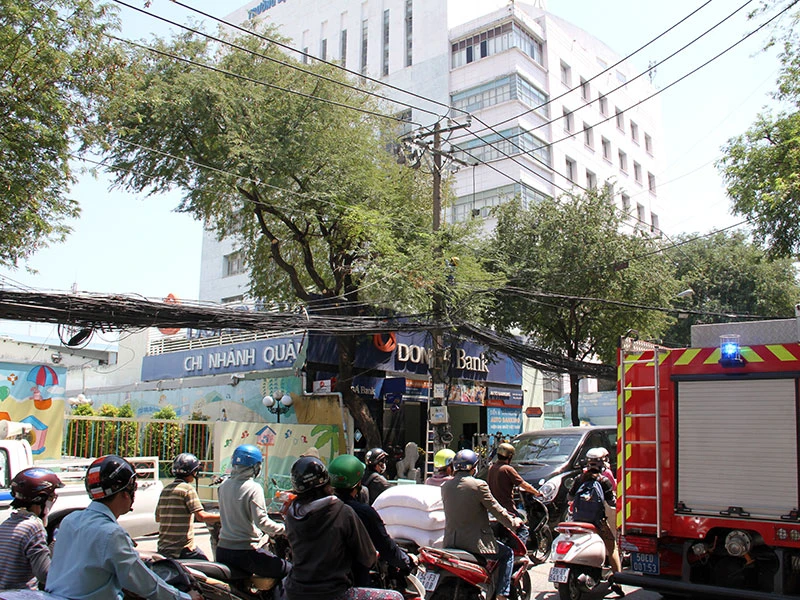 Trụ điện phát nổ ở TP.HCM, người đi đường hoảng kinh ảnh 2 Trụ điện phát nổ ở TP.HCM, người đi đường hoảng kinh ảnh 2