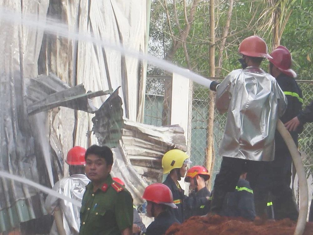 Biển lửa bao trùm vựa phế liệu ở quận 9 trong nhiều giờ ảnh 3