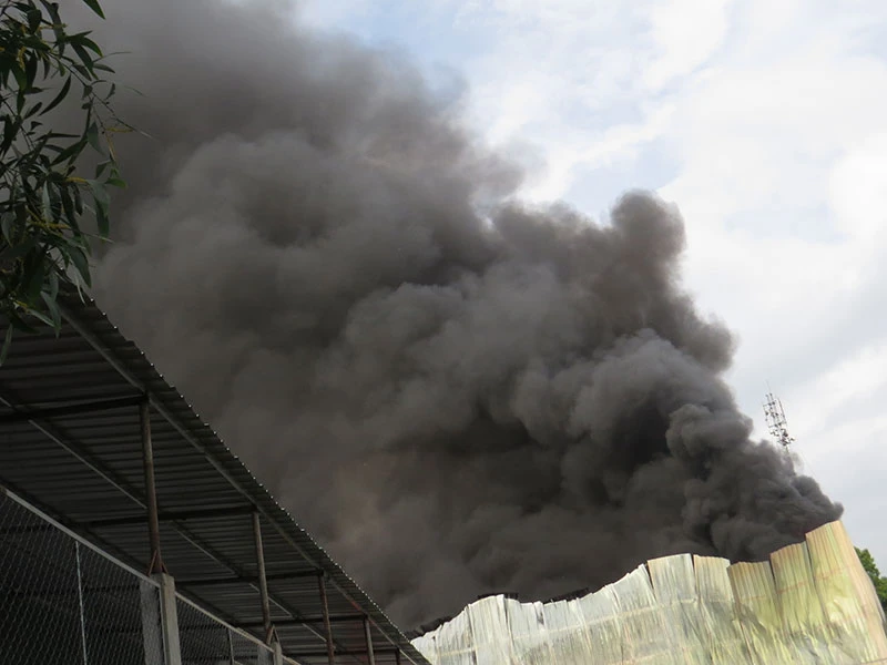 Biển lửa bao trùm vựa phế liệu ở quận 9 trong nhiều giờ ảnh 1