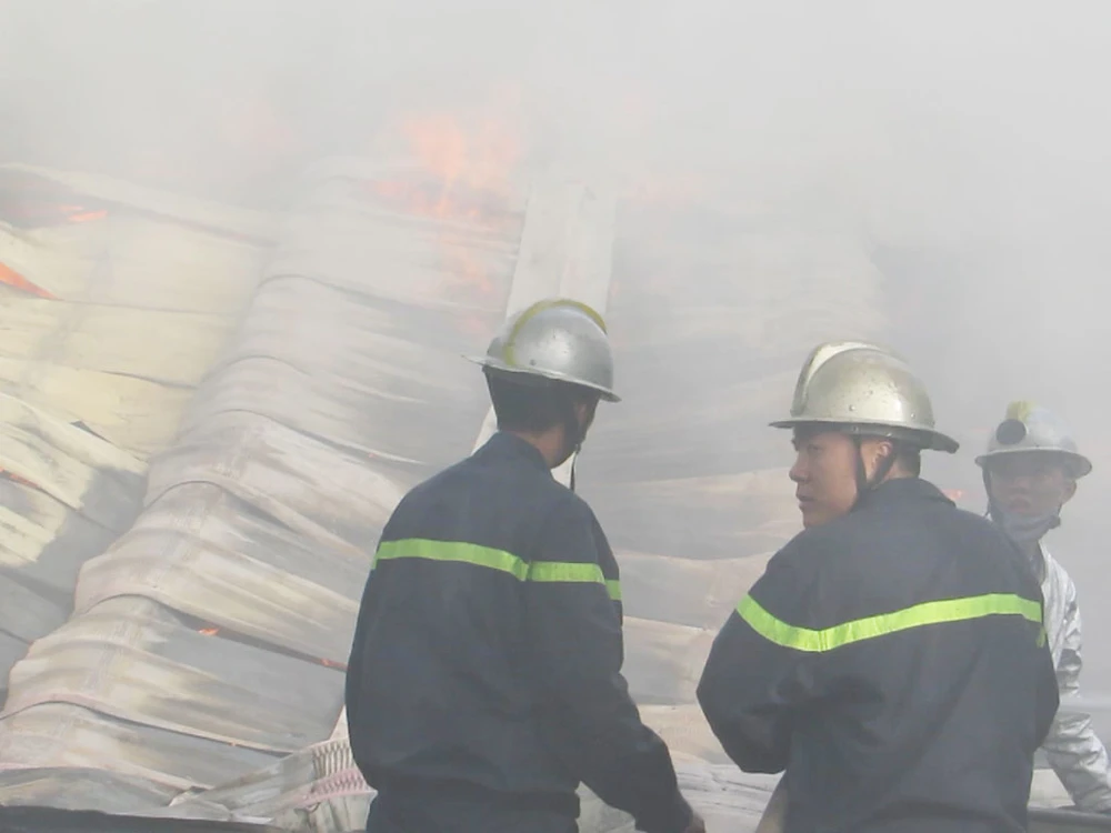 Biển lửa bao trùm vựa phế liệu ở quận 9 trong nhiều giờ ảnh 2