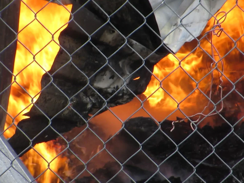 Biển lửa bao trùm vựa phế liệu ở quận 9 trong nhiều giờ ảnh 5